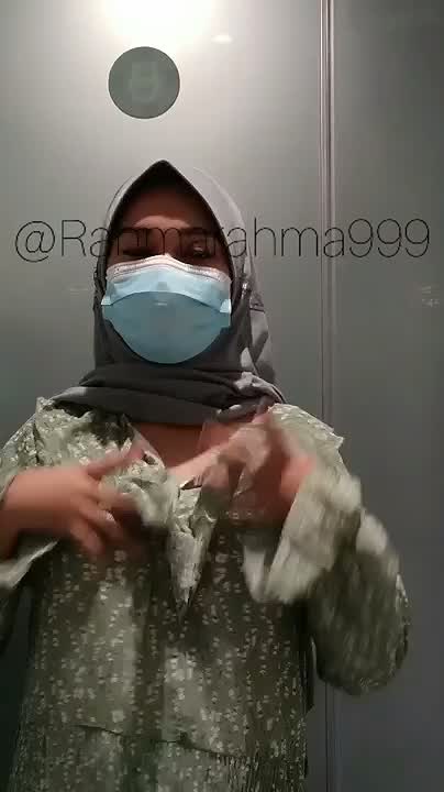 Rahma Jilbab Buka Baju Colmek Di Toilet